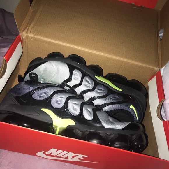 Vapormax Plus “Black Volt” - Picture 2 of 4
